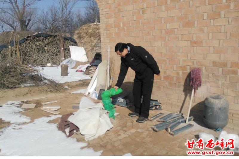 检查贫困户自来水.jpg