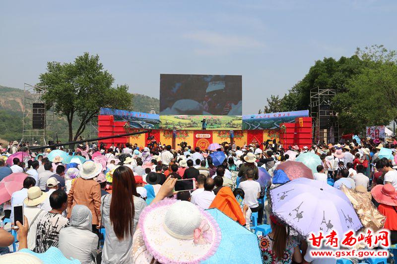 央视《乡约》栏目在西峰区显胜乡毛寺村龙泉寺广场拍摄现场.jpg