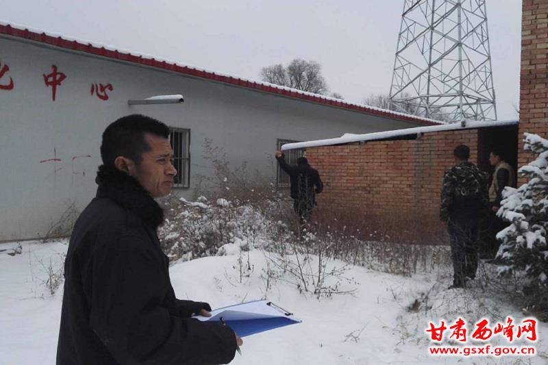 雪中丈量登记附属物.jpg