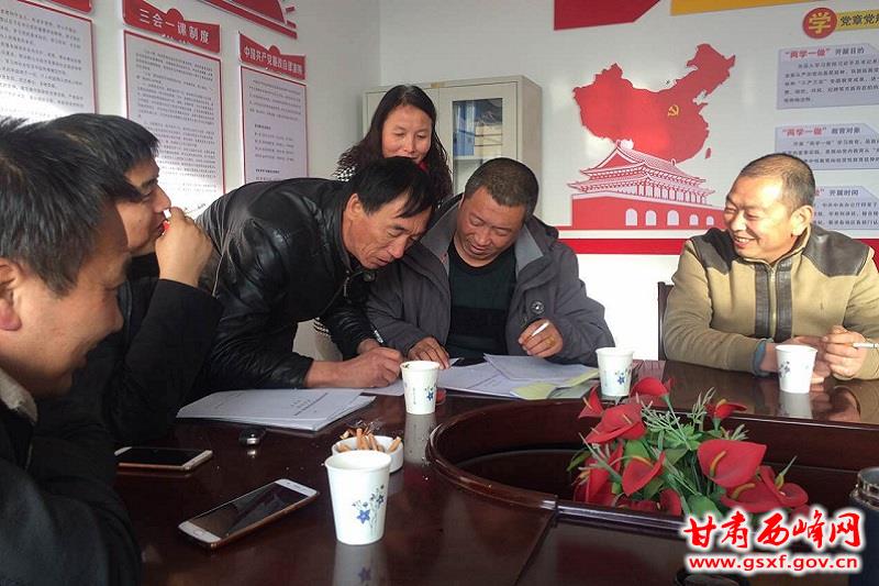 与征拆户签订用地协议.jpg