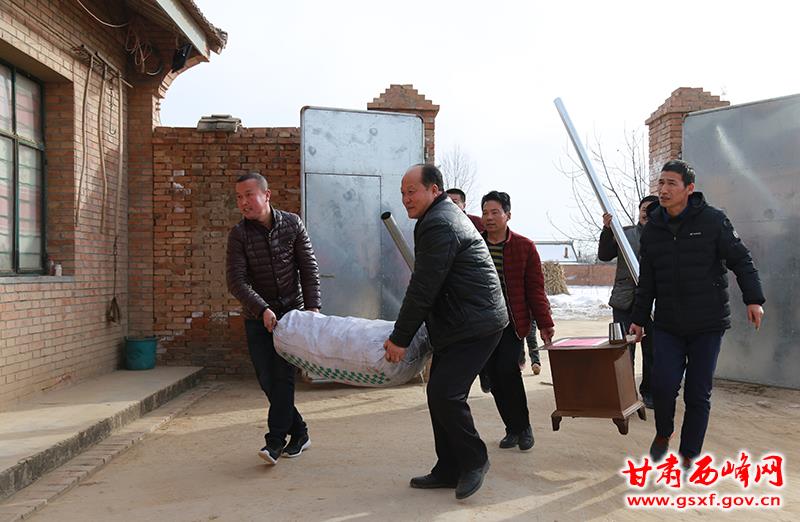 区教体局、后官寨镇帮扶干部为马集村贫困户送火炉、煤炭.jpg