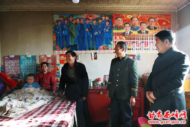 什社乡干部走访困难群众1盘小美摄_副本.jpg