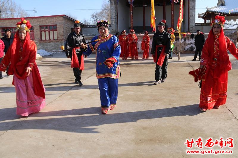 沟畎村《顶灯》.jpg