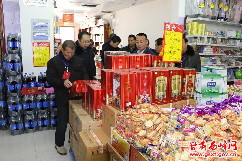 代表们查看酒类真伪.JPG
