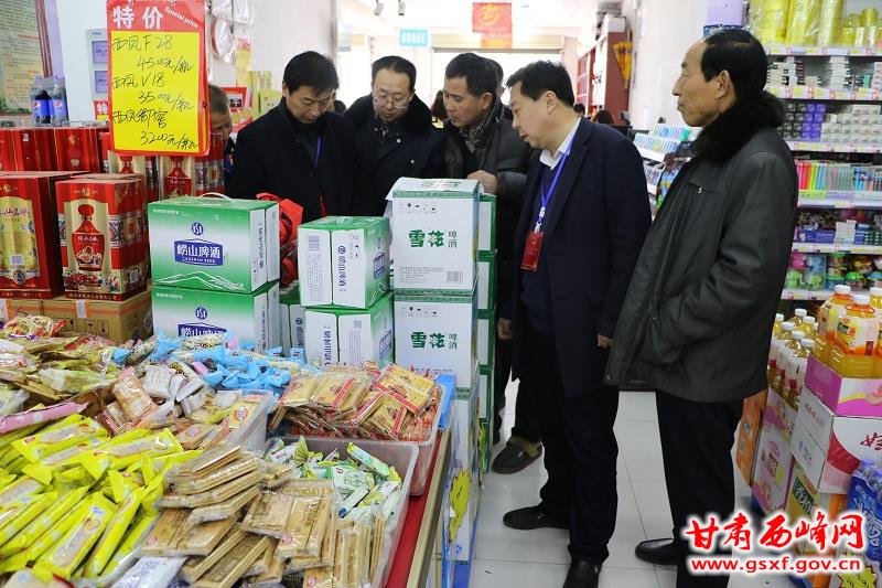 代表们查看食品的销售记录及销售清单.JPG