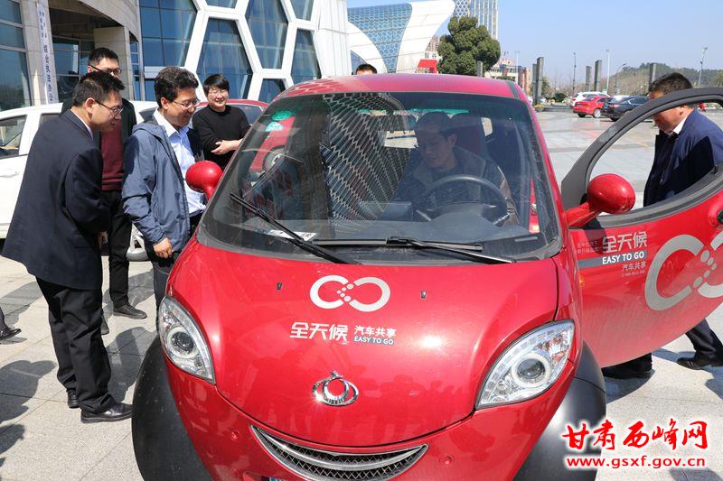 考察团体验共享汽车_副本.jpg