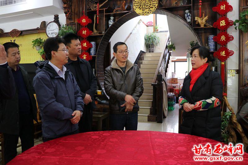 考察团与芦茨村民宿经营者交流_副本.jpg
