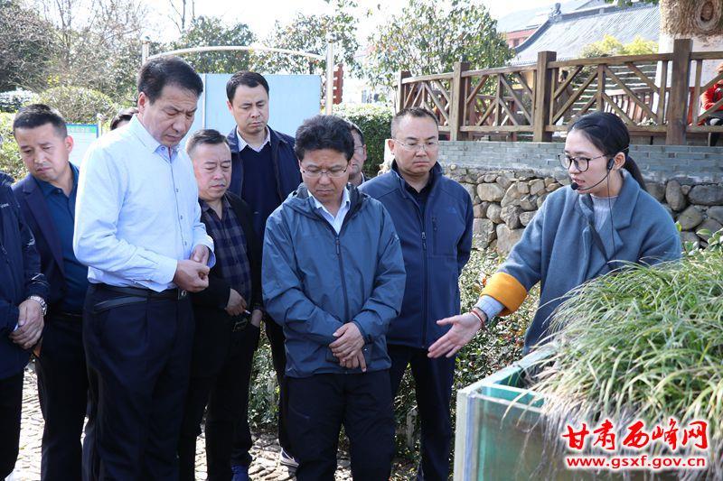 考察团在在江南镇考察学习小微水体管理和农村生活污水处理工程_副本.jpg
