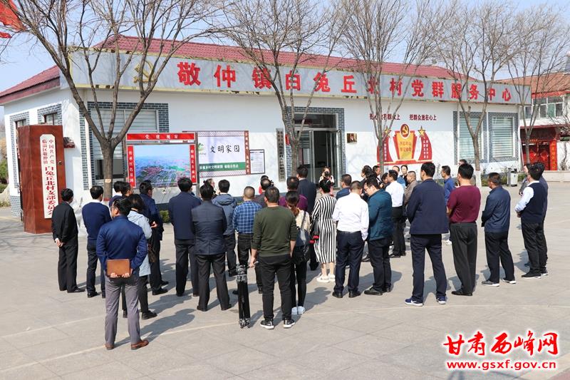 考察团一行考察学习敬仲镇白兔丘北村党群服务中心.JPG