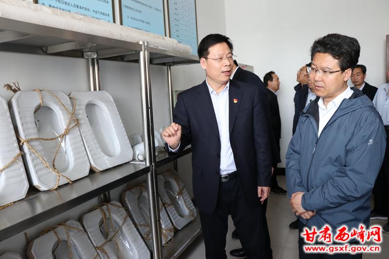 敬仲村负责人介绍旱厕改造服务站工作情况.JPG