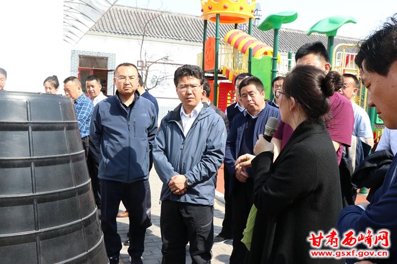考察团详细了解旱厕改造原理.JPG