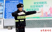 西峰交警大队雪天执勤保畅通