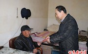 罗亚林春节前看望慰问困难群众