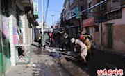 我区组织机关党员干部集中开展清雪除冰活动