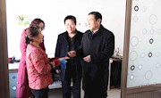 区食药监局春节前慰问贫困户及大病困难职工