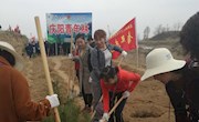 挥洒青春汗水　播种绿色希望