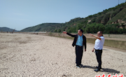 彭原镇与区环保局联合开展河道沿线巡查及清理整治