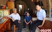 章志兼走访慰问生活困难老党员