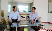 罗亚林走访慰问贫困党员