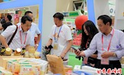 张瀚、徐莹参观“兰洽会”高天厚土红色庆阳展厅