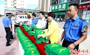 张瀚慰问高温下坚守岗位的一线工作人员