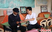 王驰“八一”建军节走访慰问退伍军人