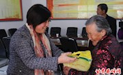 区妇联重阳节为留守老人送温暖